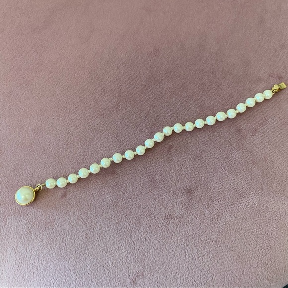 VINTAGE CAROLEE GOLD TONE PEARL BRACELET - Picture 5 of 10